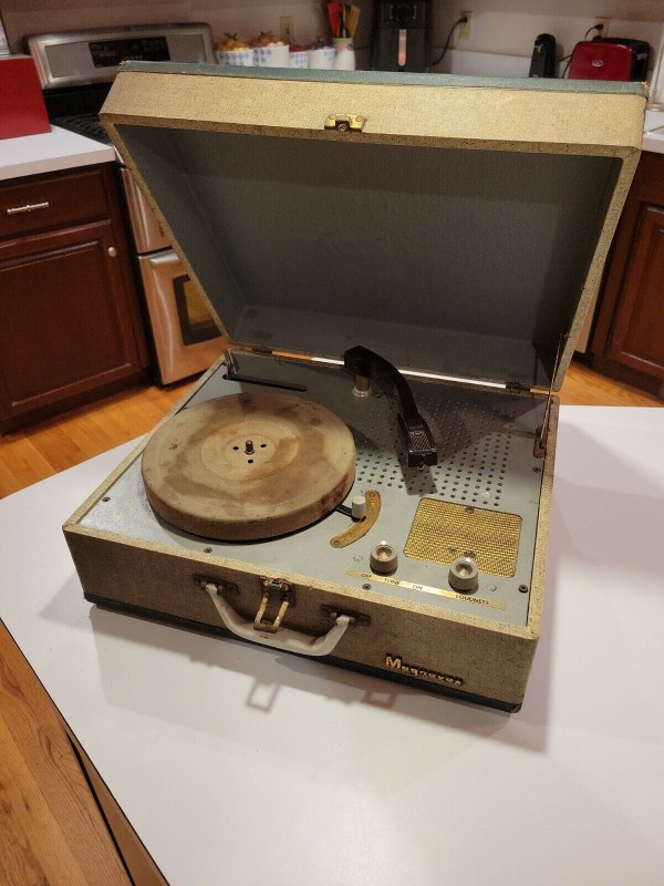 Magnavox record player.jpg