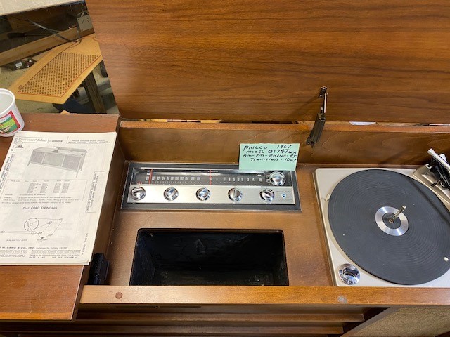 Philco Q1747 under hood 1.jpg
