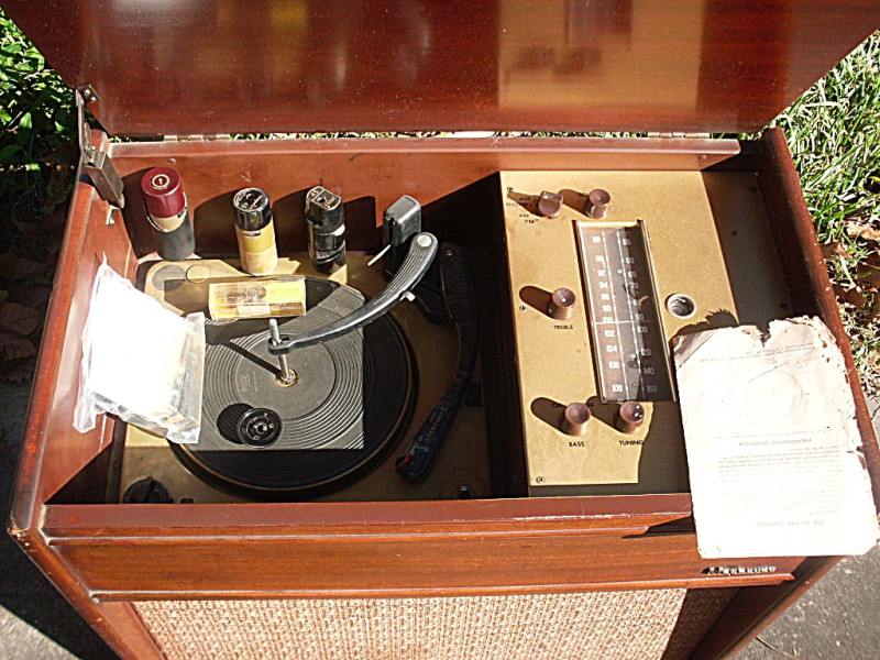 Magnavox Oak Mono-1.JPG